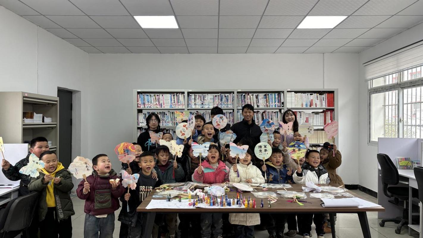 尊龙亚洲官网驻村工作队开展春假关爱活动 为帮扶村儿童撑起“爱的天空”